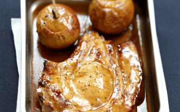 Côtes de veau braisées au cidre, pommes d’amour fondantes au miel