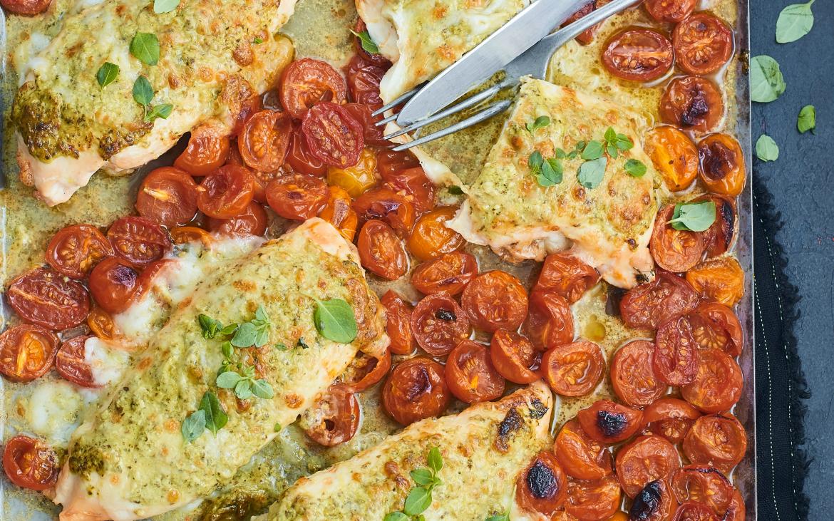 Filets de poulet cuit au four et tomates cerises. - Novoviande