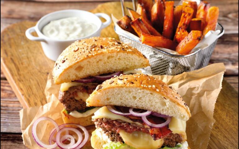 Hamburger et frites de patates douces au four