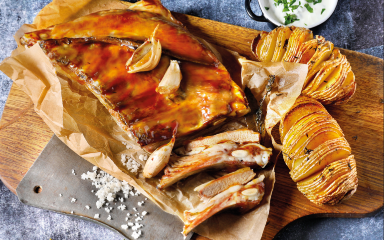 Poitrine d’agneau caramélisée et pommes de terre Hasselback, sauce yaourt au citron