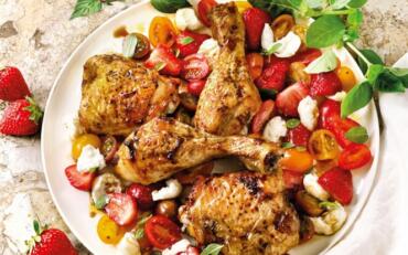 Cuisses de poulet rôties et salade caprese sucrée-salée