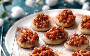 Boudin blanc : rondelles de boudin blanc et crumble de chorizo et noisette
